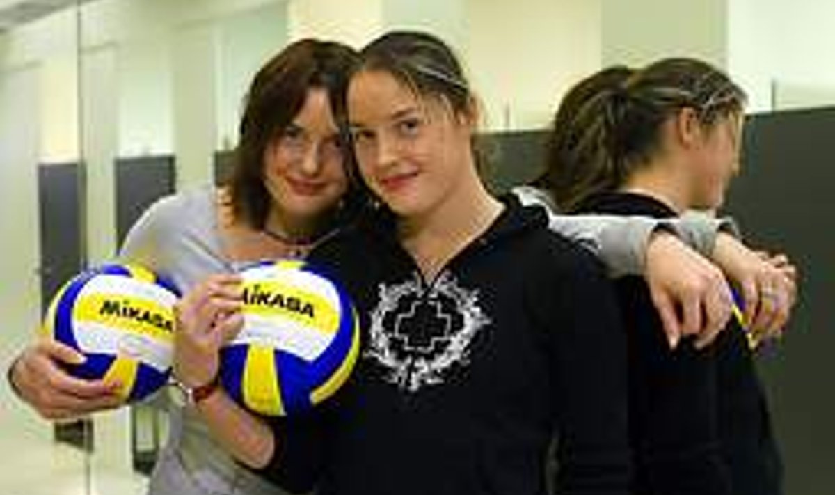 Sarnased ja erinevad: Polina (vasakul) on oma õest pisut üle tunni vanem ning vähemasti kooli ajal oli ta võrkpallis veidikene parem. Nataljal läks aga tavaliselt õppimine kergemalt. TIIT BLAAT