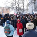 ФОТО | На Тоомпеа собралось полтысячи протестующих. "Конвой свободы" устроил пробку в центре Таллинна — пришлось вызывать буксир