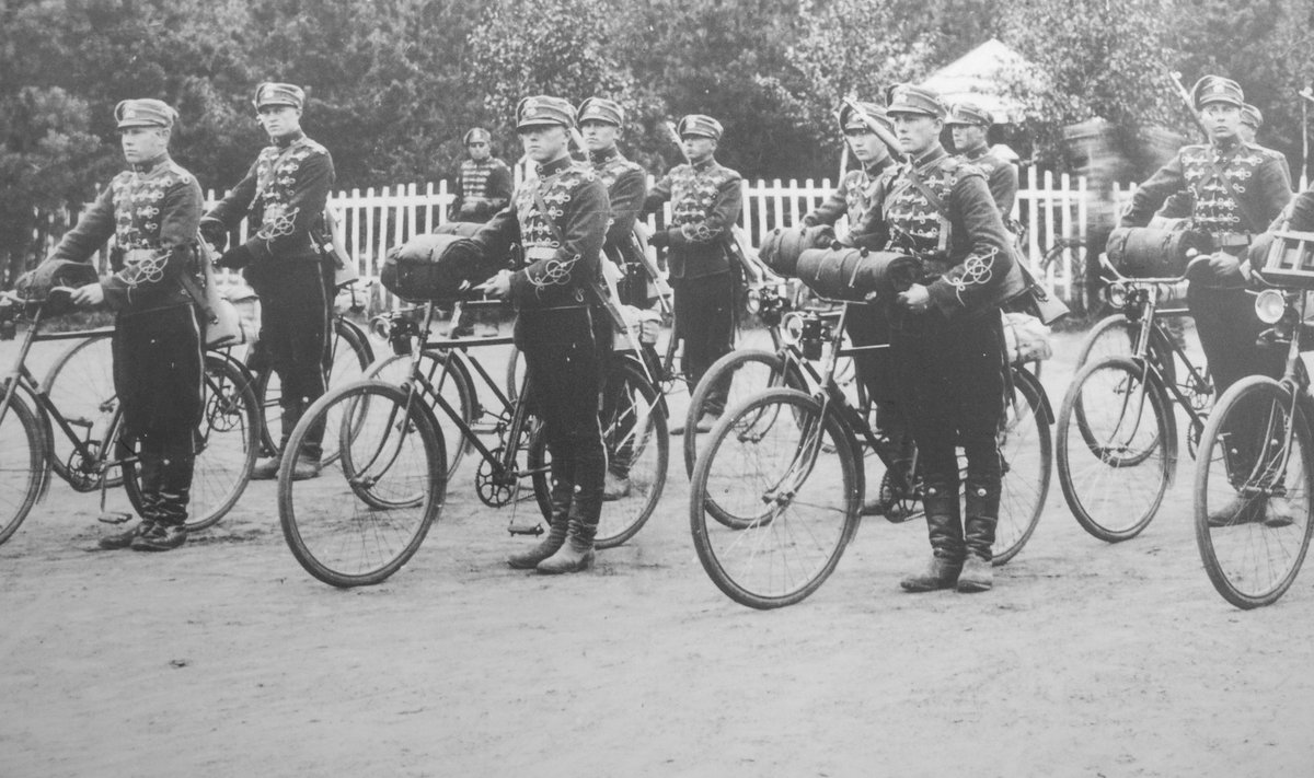 ЖЕЛЕЗНЫЕ КОНИ: Резервисты кавалерийского полка со своими велосипедами в 1935 году в Северном лагере. 