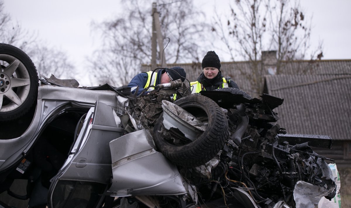 28. detsembril hukkus inimene Tallinna-Narva maanteel Purtse lähedal. Esialgse info kohaselt põhjustas õnnetuse ebaõnnestunud möödasõit.