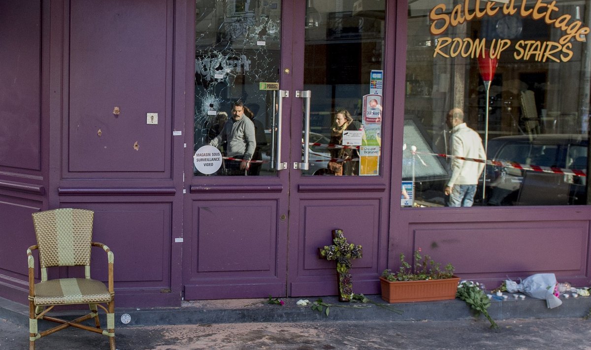 Salle a L'etage'i kohvik Pariisis pühapäeva hommikul. Katkine ukseklaas annab tunnistust siin toimunud kuritööst.