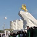 FOTOD: Türkmenistani presidendile püstitati ülekullatud ratsamonument