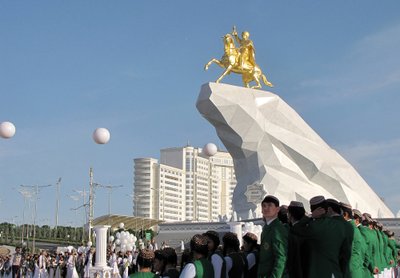 В 2015 году в центре Ашхабада установили памятник Гурбангулы Бердымухамедову на коне