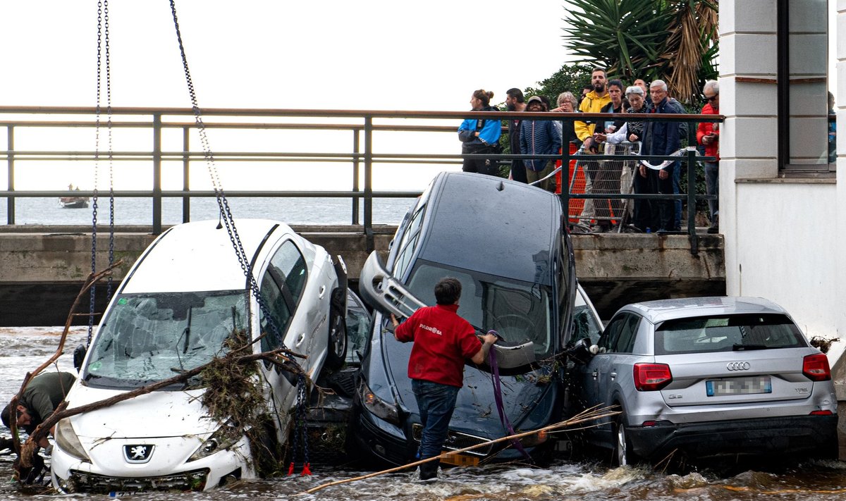 Üleujutustes kannatada saanud autod Hispaanias Girona piirkonnas