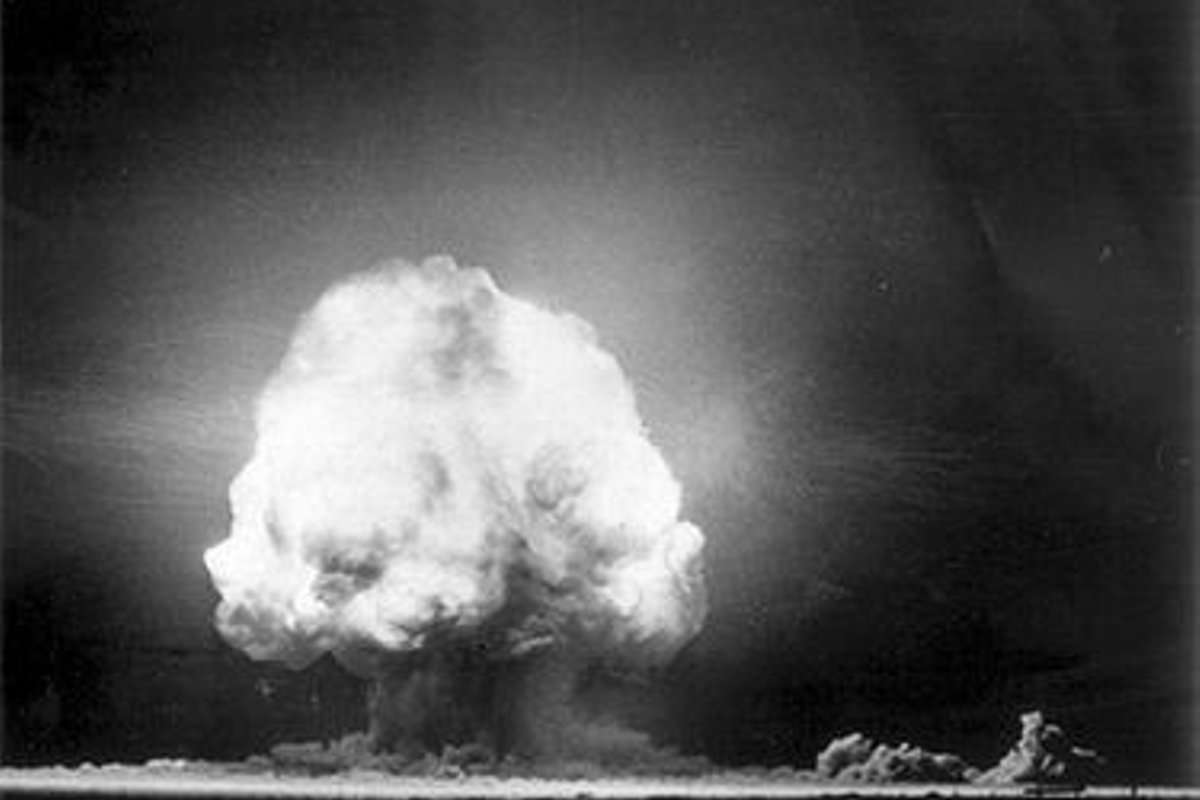 Испытание первой ядерной бомбы год. Первое испытание ядерного оружия в шт Нью Мексико. Лос Аламос ядерное оружие. Взрыв первой ядерной бомбы в 1945. Первое испытание атомной бомбы в мире.