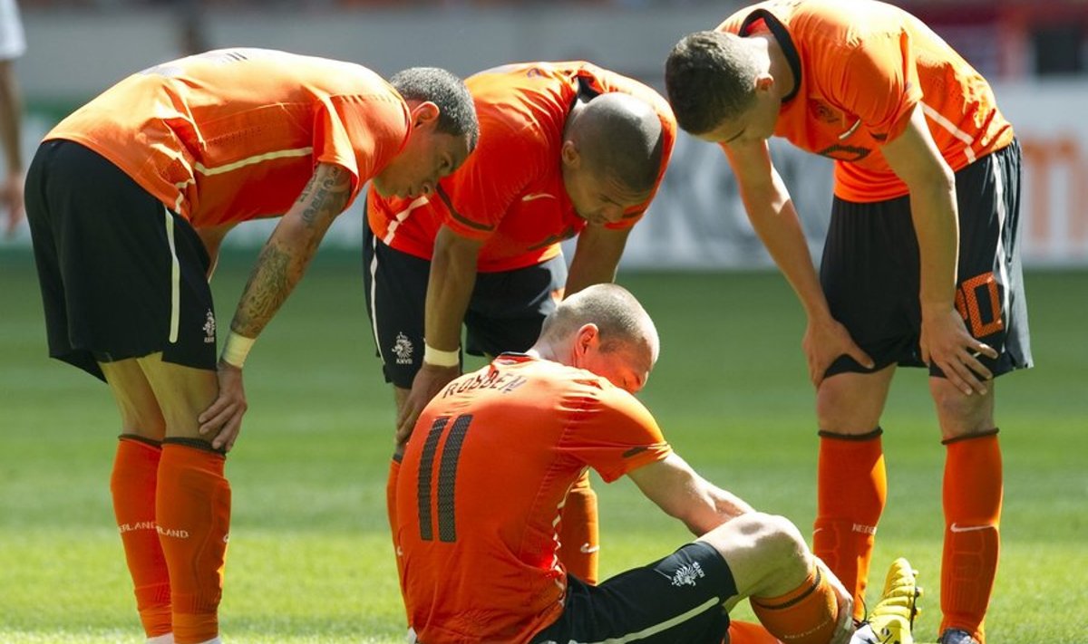 (L-R) Gregory van der Wiel, Nigel de Jong and Ibrahim Afellay stand around teammate Arjen Robben as he holds his thigh after injuring himself during a friendly international football match against Hungary on June 5, 2010. Robben is a doubt for the World Cup after injuring his left thigh in the Netherlands' 6-1 friendly win over Hungary today, Dutch coach Bert van Marwijk said. AFP PHOTO/ANP/TOUSSAINT KLUITERS netherlands out - belgium out