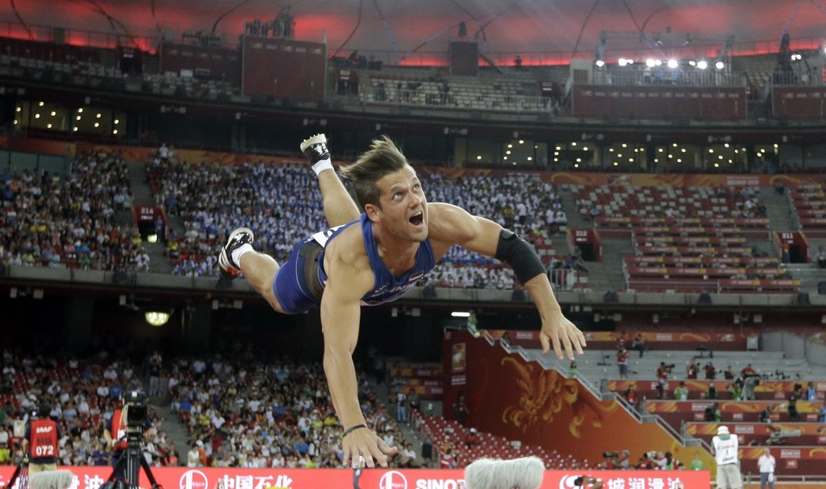 Magnus Kirt on parasjagu Pekingi MM-il oda lendu lasknud ja vaatab põnevusega, kuhu see maandub.