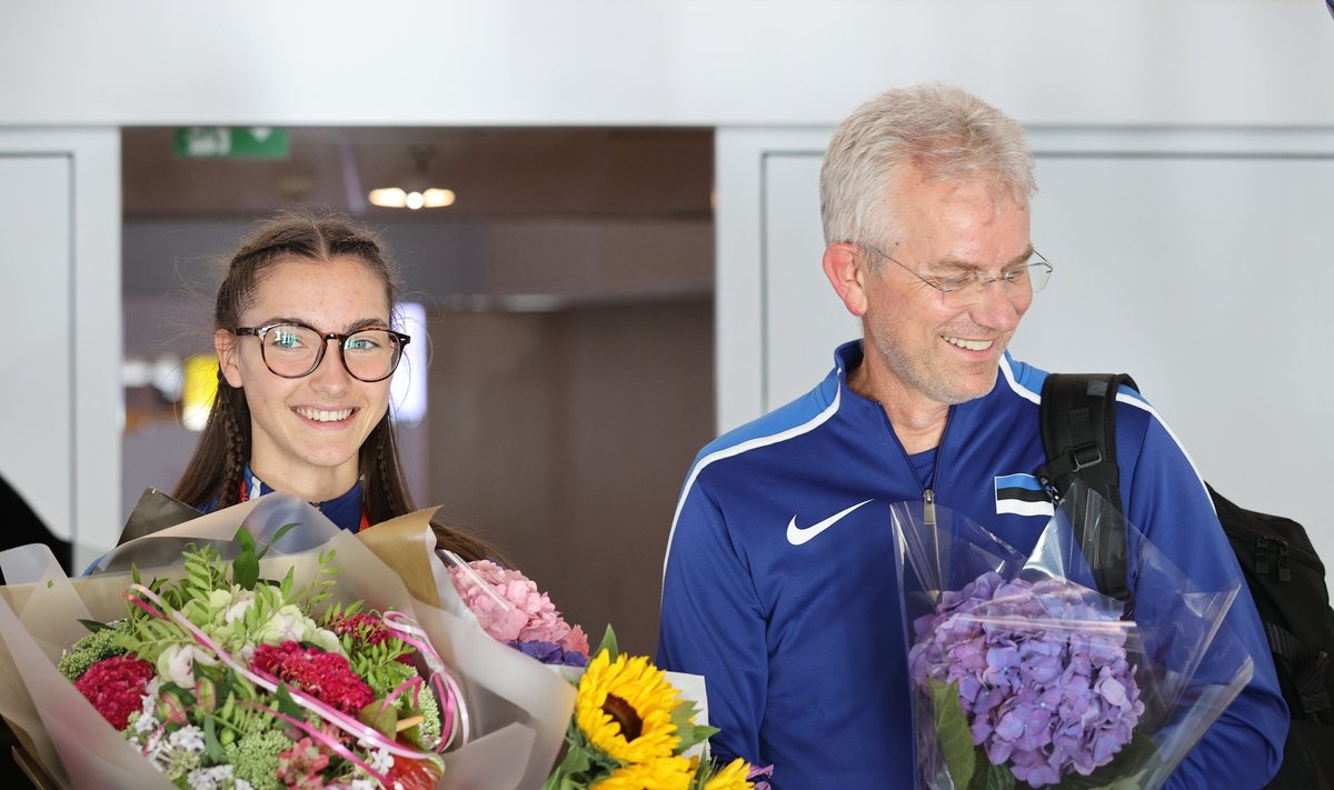 Karmen Bruus ja Mehis Viru võtavad pärast U20 MM-tiitli võitmist Tallinna lennujaamas õnnitlusi vastu. Just toonasest edukast võistlusest said alguse sündmused, mis tõid Virule kaasa treenerina töötamise keelu.