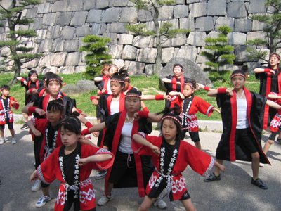 Päevane laste tantsuetendus Jaapanis Osaka kindluses