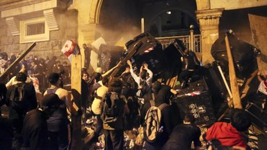 VIDEO | Gruusias kasutas politsei protestijate vastu pisargaasi, šokigranaate ja veekahurit