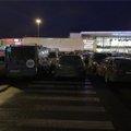 ФОТО: Парковки торговых центров переполнены, люди паркуются где хотят