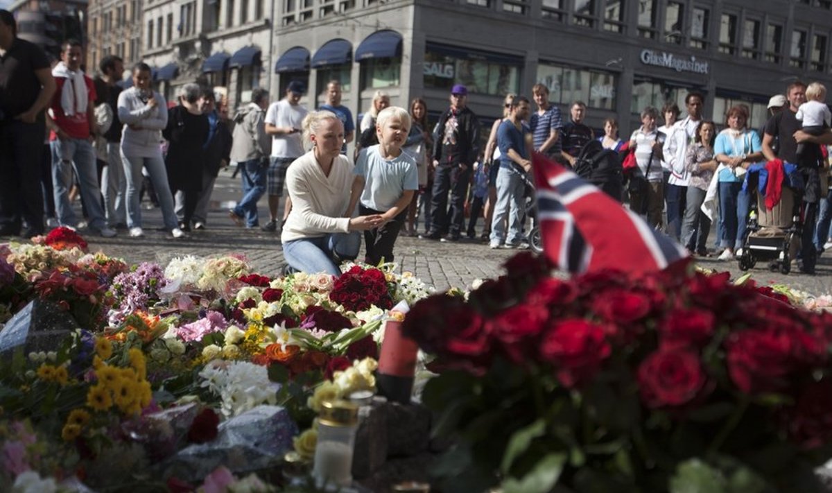 Norralased toovad lilli Oslo toomkiriku juurde.