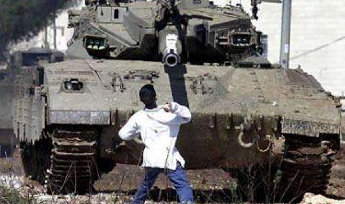 Palestiina poiss loobib Iisraeli tanki kividega