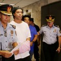 VIDEOD | Paraguay vanglas kinni istuv Brasiilia jalgpallitäht Ronaldinho sai trellide taga oma oskusi näidata