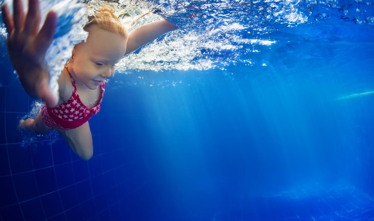 Funny,Portrait,Of,Baby,Girl,Swimming,And,Diving,In,Blue