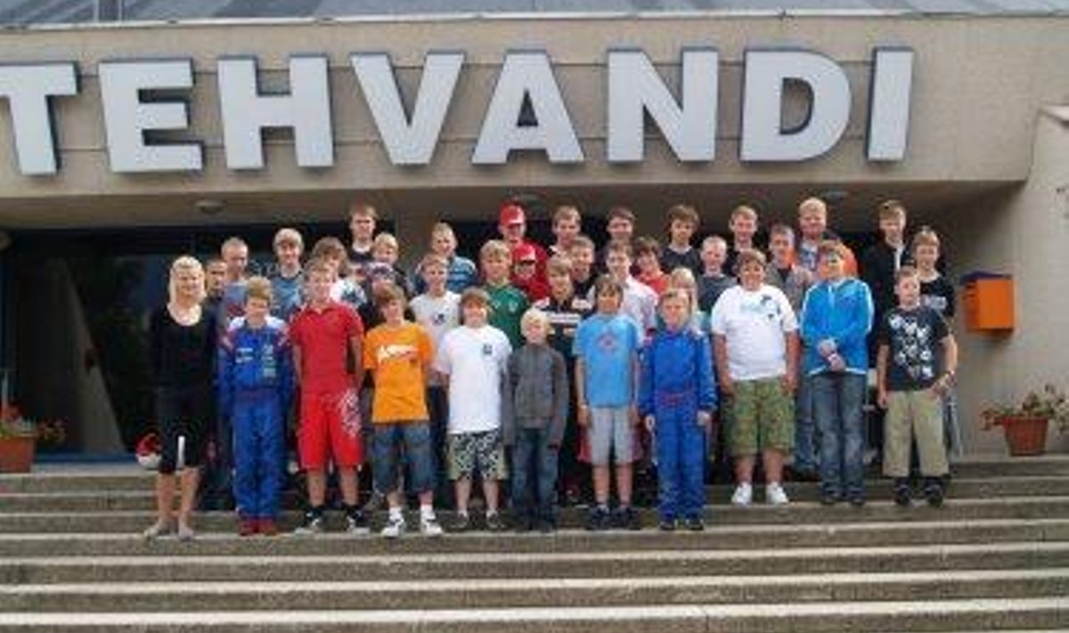 Eesti Autospordi Liidu ja Eesti Kardiliidu ning Urmo Aava noortesprindisarja eestvedajate korraldatud treeninglaagrist osavõtjad.