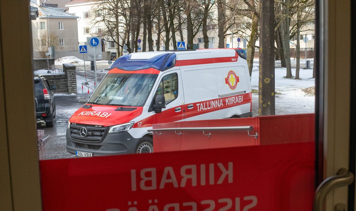 Kiirabiauto Tallinna haigla ees, pilt on illustratiivne.