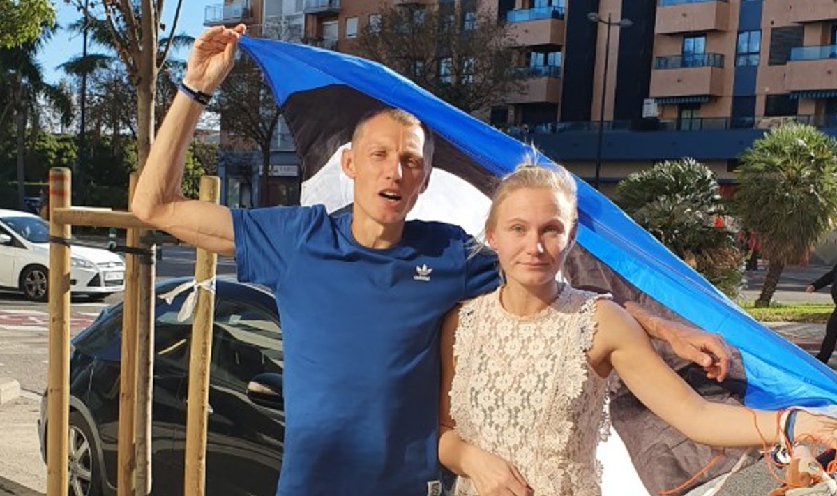 Roman Fostit toetasid Valencia maratonil kohalikud eestlased, kellega pärast koos ka pilti tehti.
