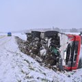 ФОТО | Фуру с прицепом вынесло с трассы, и она опрокинулась