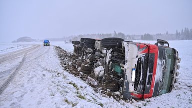 ФОТО | Фуру с прицепом вынесло с трассы, и она опрокинулась