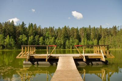 Järv juhtus olema tõesti vaikne ja peegelsile.