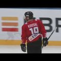 ВИДЕО: Хоккеист КХЛ во время исполнения буллита не доехал до ворот