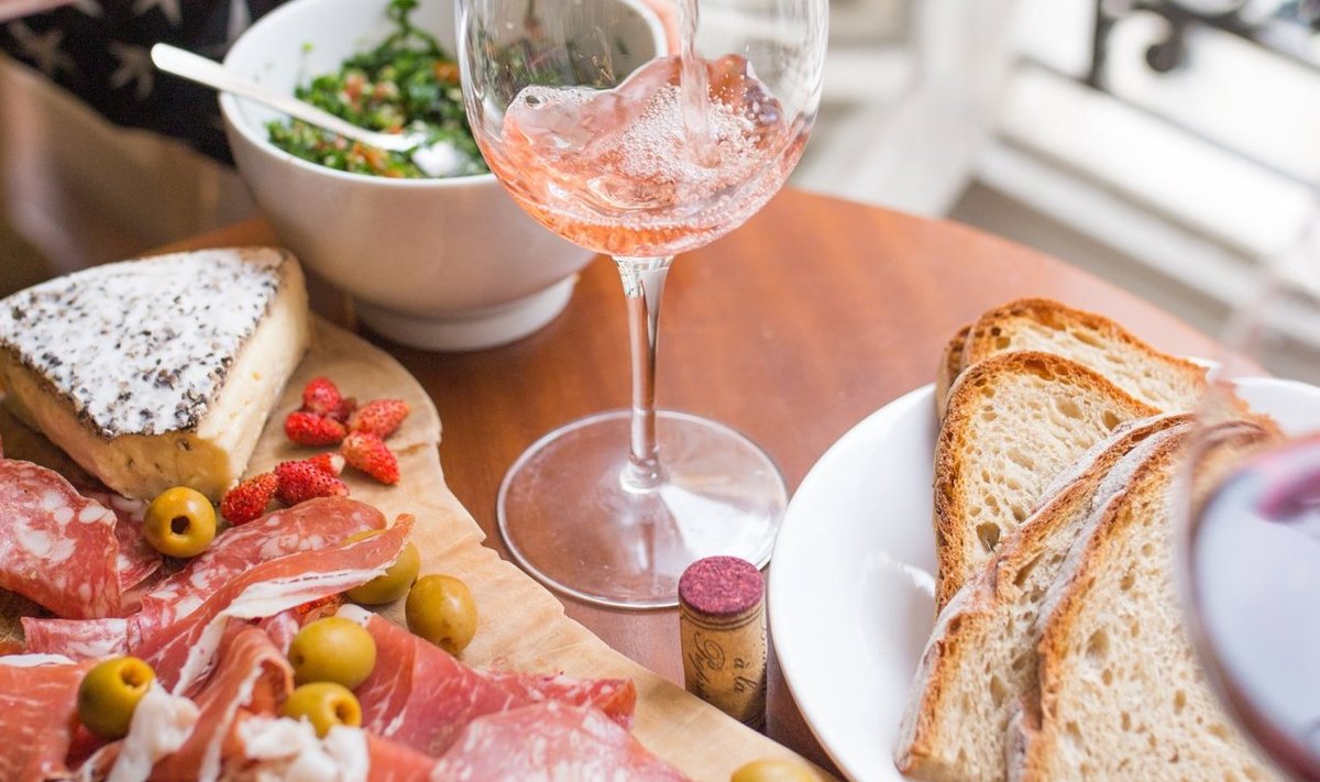 Prantsuse klassika: hea vein, lihalõigud ja juustud.