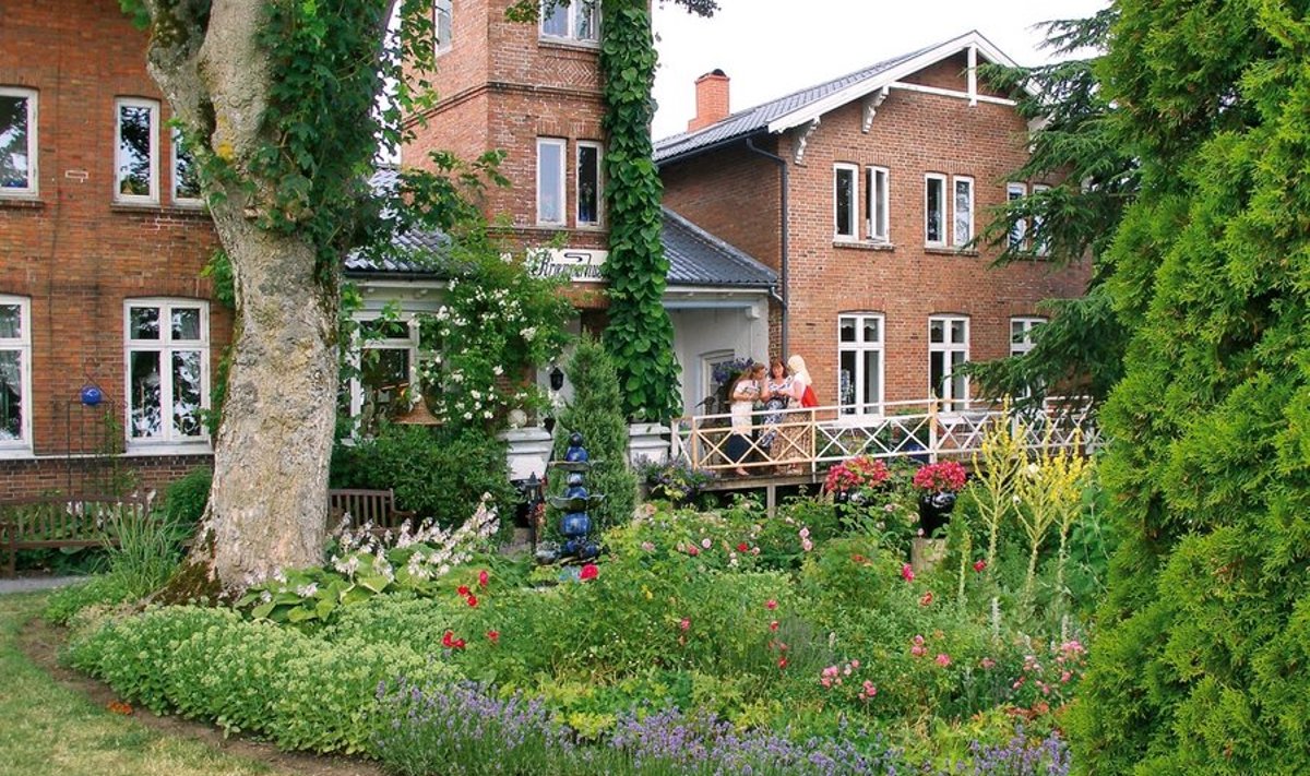 Võluva aia ja kunstibutiigiga muinasjutumaja Stangegården.