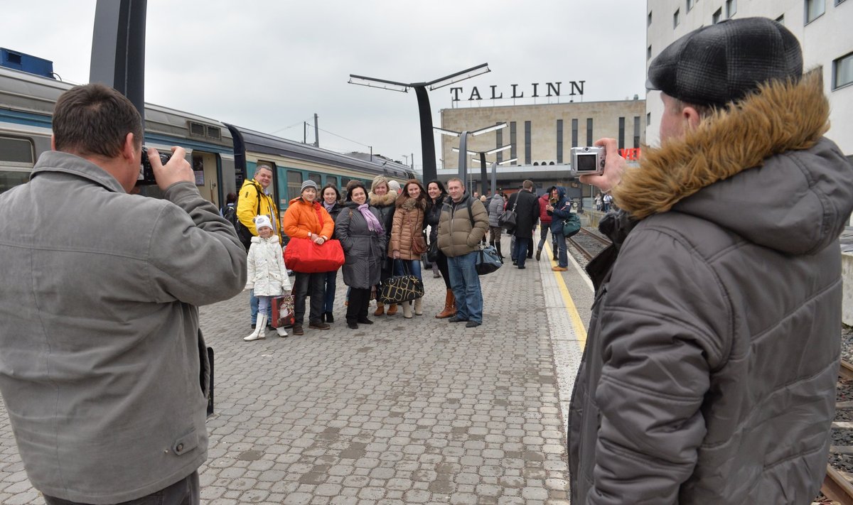 Vene turistid saabuvad Peterburist rongiga