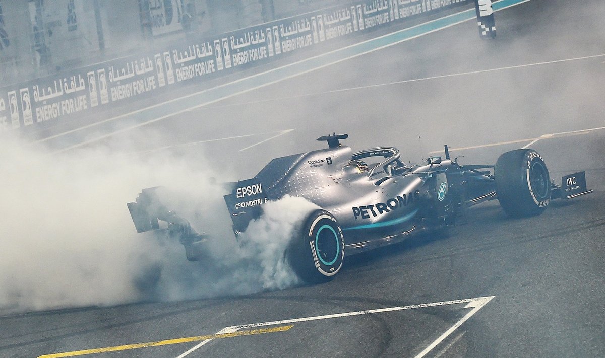 Rehvid suitsema! Maailmameister Lewis Hamiltoni rõõmutants autoga.