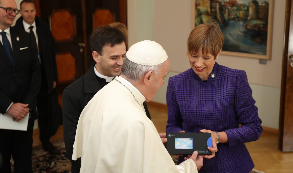 KINK EESTI PRESIDENDILT: Loo autor andmas e-residendi paketti Tallinna külastanud paavst Franciscusele.