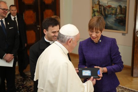 Paavst Franciscusest sai Eesti e-resident