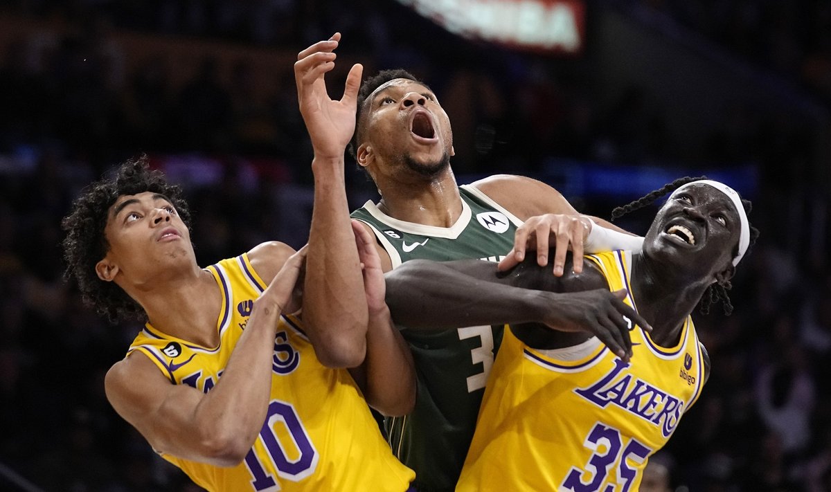 Giannis Antetokounmpo võitluses Lakersi mängijatega