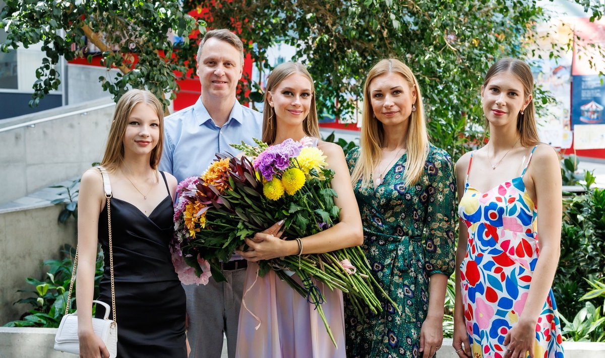 KAUNI NAISPEREGA Rauno Märks koos abikaasa Evelini ning tütarde, põhikoolis õppiva Keira Isabeli, Milanos modellina töötava Lii Heleeni ja Tartu ülikoolis kolmandal kursusel hambaarsti elukutset omandava Mia Mariiga.