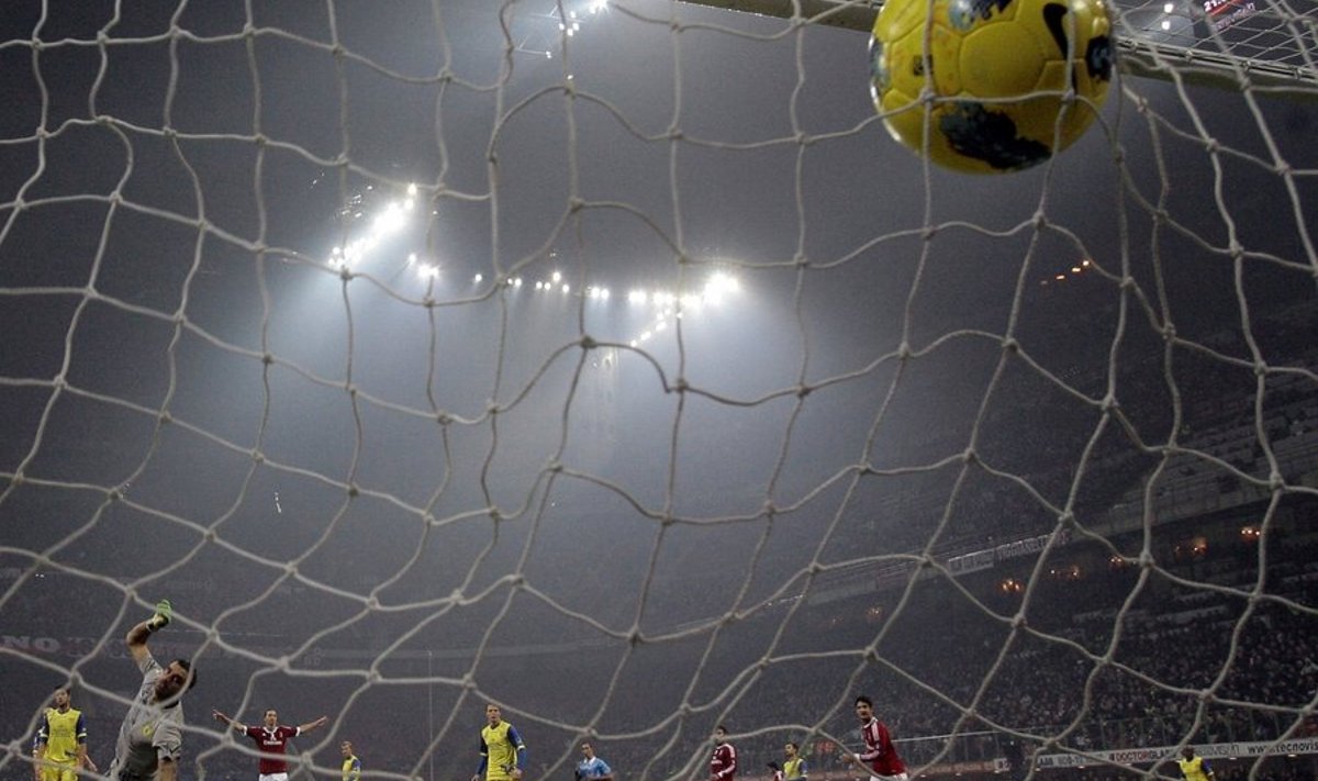 Zlatan Ibrahimovici löögist on leidnud pall tee väravasse, AC Milan, jalgpall