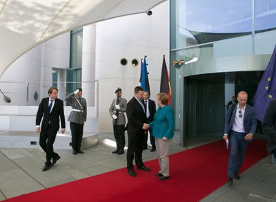 Eesti Päevalehe välisuudiste juht Raimo Poom (paremal) sai Angela Merkeli ja Jüri Ratase kohtumise järgsel pressikonverentsil esitada esimese küsimuse.