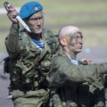 FOTOD: Venemaa dessantnikud tähistasid aastapäeva jõudemonstratsiooni ja suurte pidustustega, Putin kiitis oma sõdureid