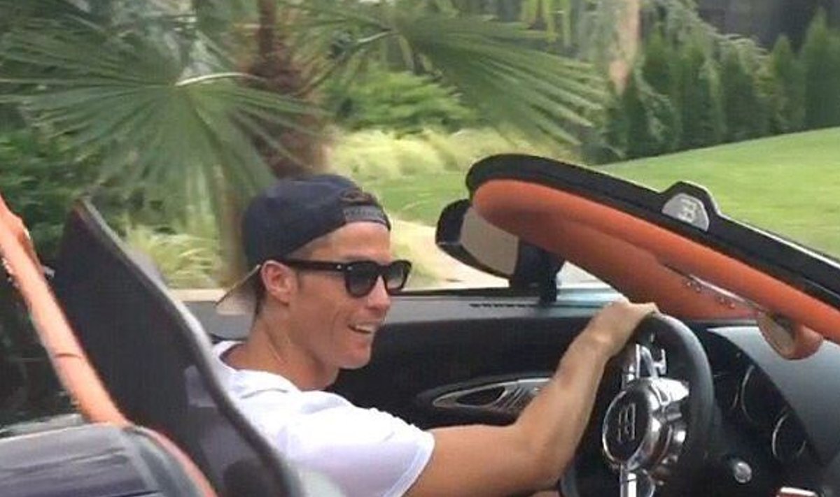 Cristiano Ronaldo oma uue Bugatti Veyroni roolis.