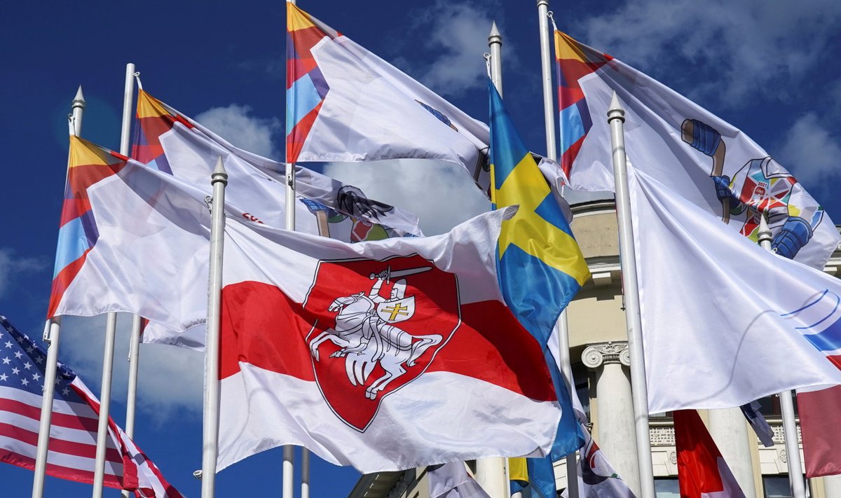 Esiplaanil ajalooline valge-puna-valge lipp, mis pandi Riias Valgevene ametliku lipu asemele.