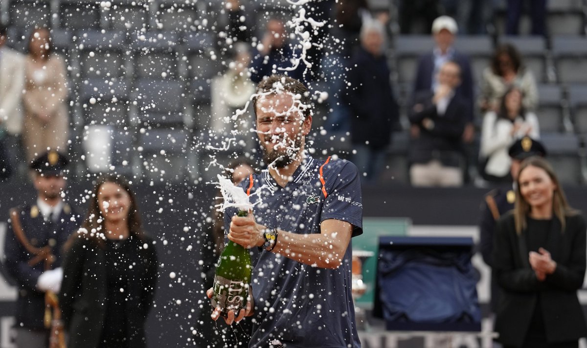 Daniil Medvedev Roomas tiitlit tähistamas.