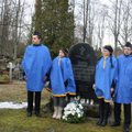Loksa noorkotkad ja kodutütred süütasid küünlad Eesti Vabariigi sünni juures olnud inimeste haudadel