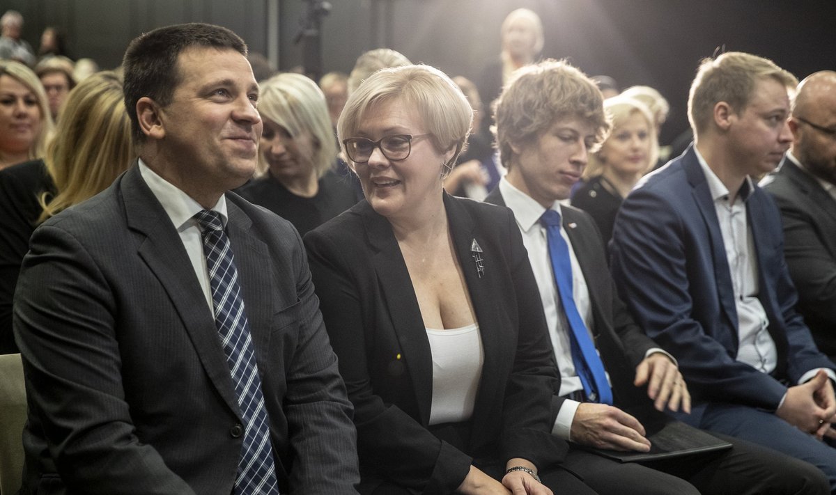 Vasakul: peaminister Jüri Ratas, tööinspektsiooni juht Maret Maripuu ja sotsiaalminister Tanel Kiik tööinspektsiooni konverentsil
