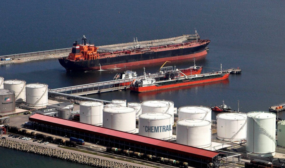 LIHTRAHVALE NÄHTAMATU: Muuga sadama "naftaterminal", kus kiri "CHEMTRAIL" reedab püttide tegeliku sisu