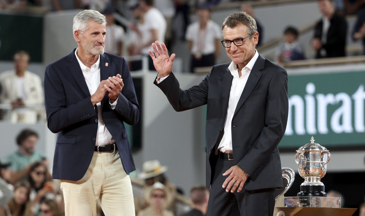 Telekanalis Eurosport eksperdina töötav Mats Wilander (paremal) andis 2022. aastal French Openil üle naiste üksikmängu trofeed.