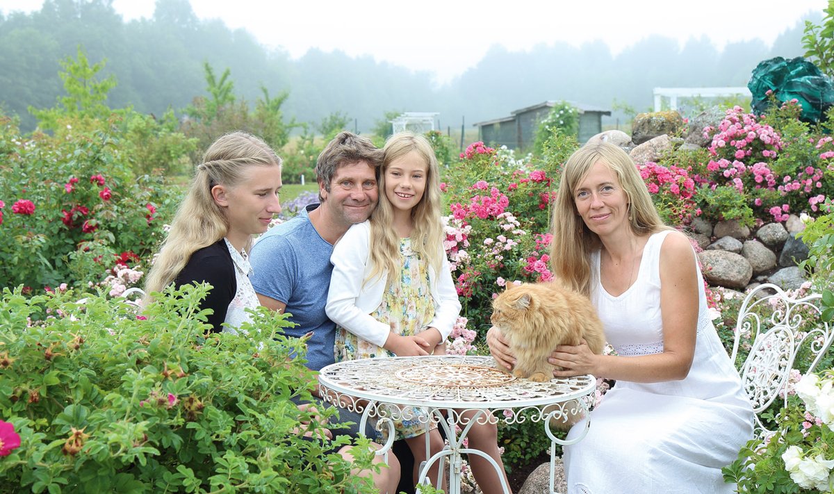 Carmen (vasakul), pereisa Taavi, Elise ja pereema Christi kogu pere lemmikpaigas, roosipõõsaste vahel. Muidugi meeldib seal ka häbelikule kiisuisandale Miskale.