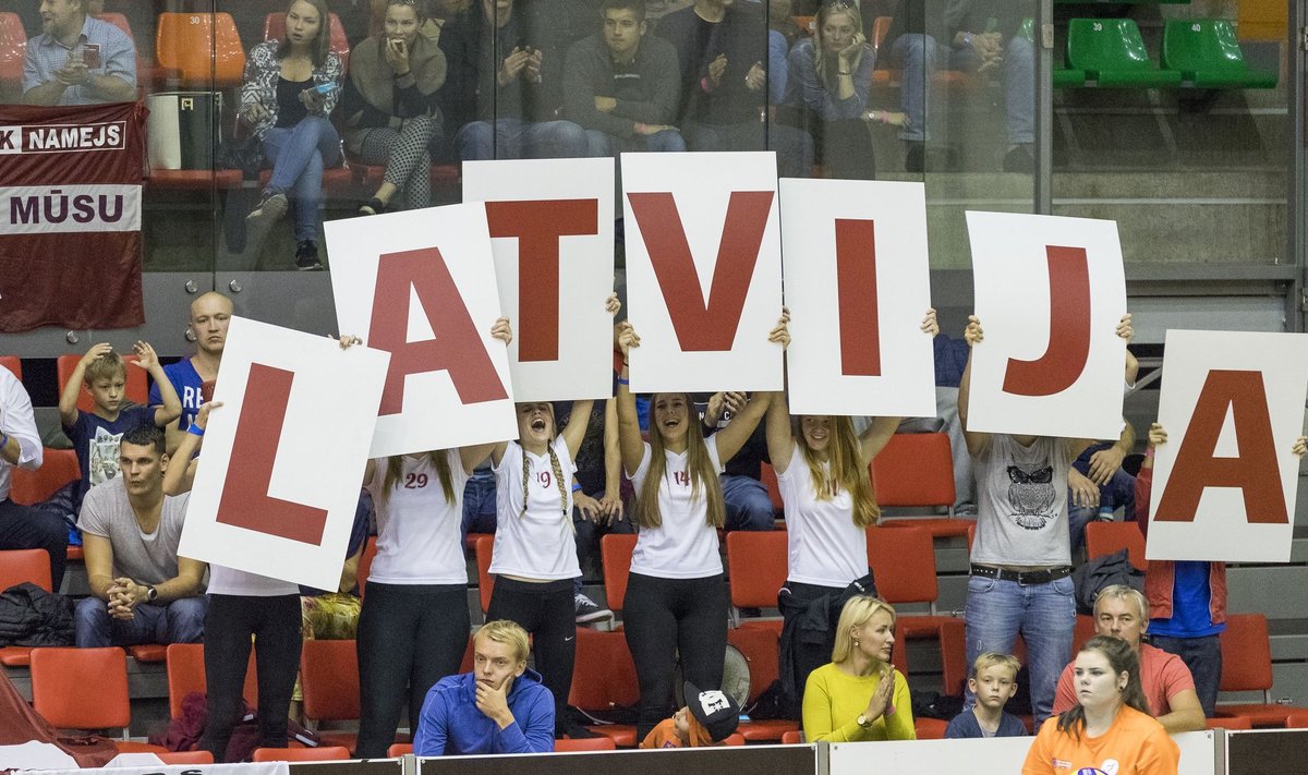 Läti võrkpallifännid