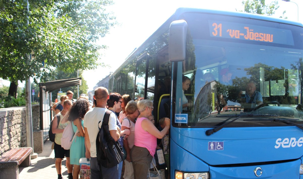 Tasuta bussile astujad Narvas.