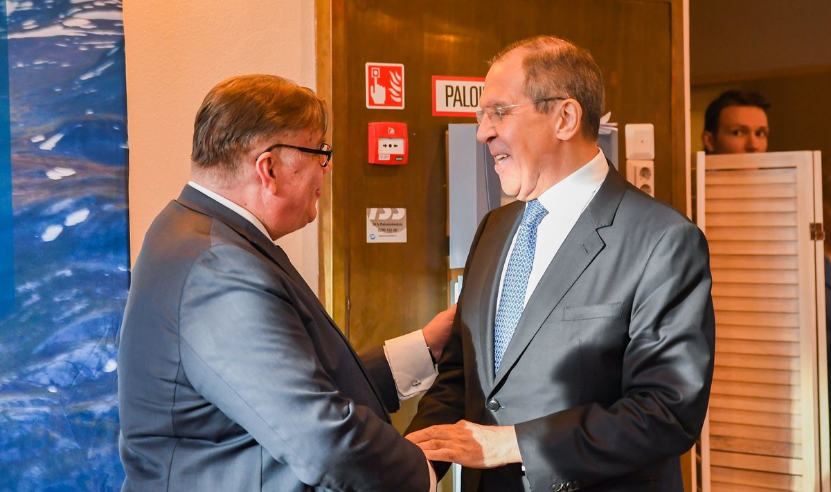 Venemaa välisminister Sergei Lavrov (paremal) ja Soome välisminister Timo Soini, kes Euroopa Nõukogu viimase poolaasta eesistujamaa esindajana on samuti Venemaa hääleõiguse taastamisele teed sillutanud.