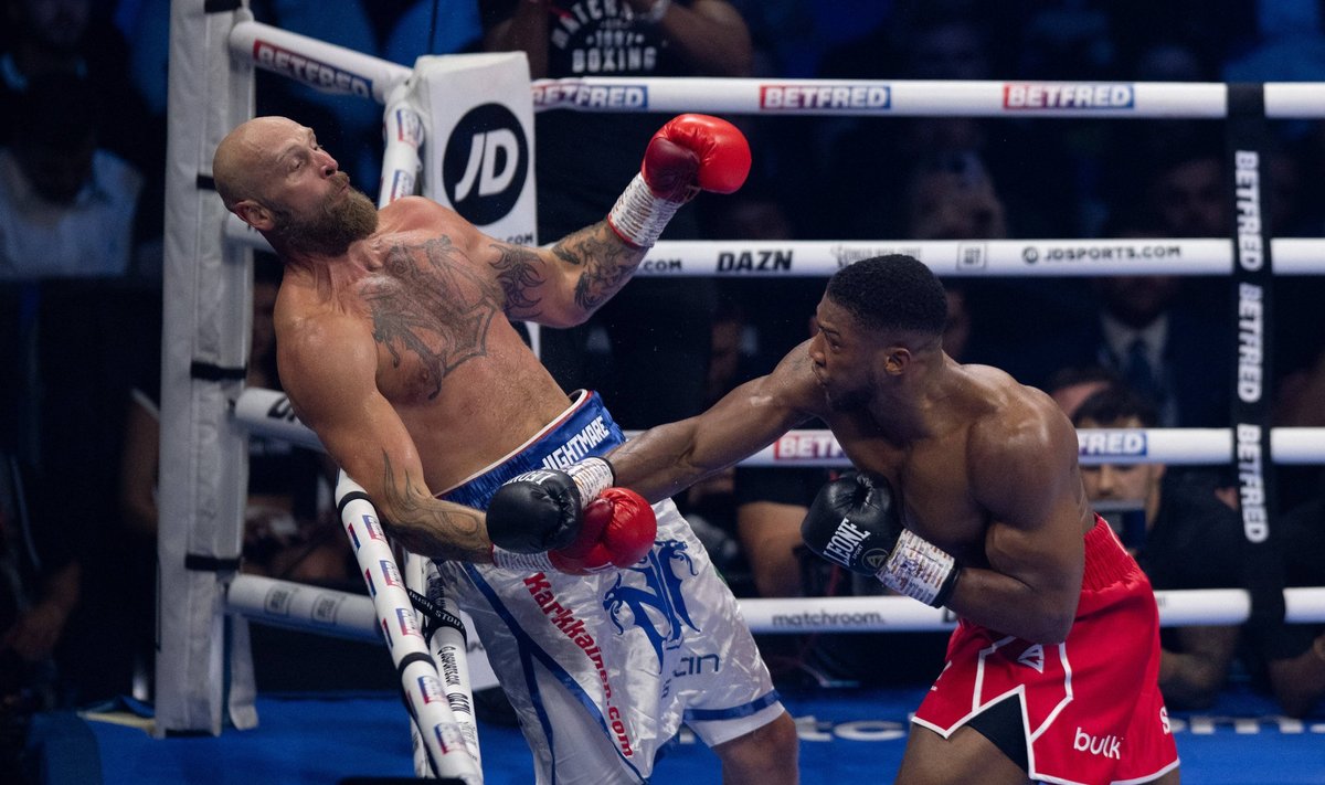 Robert Helenius (vasakul) matšis Anthony Joshuaga