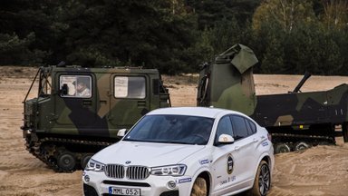 VIDEO: Baltimaade aasta auto kandidaadid viidi Lätis tankodroomile sõitma
